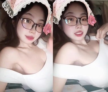 Em gái xinh đẹp phát ra những âm thanh kích thích trong lúc làm tình